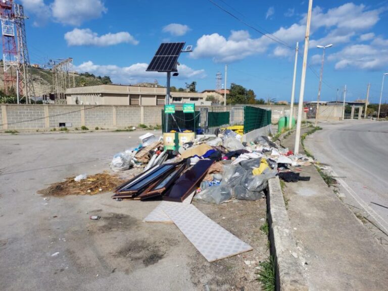 Termini Imerese: maxi discarica abusiva in contrada Patarella all’esterno dell’isola ecologica FOTO