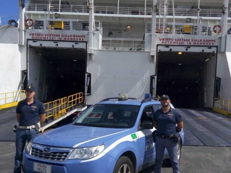 Voleva espatriare con merce rubata per poi rivenderla: fermato un uomo al porto di Palermo