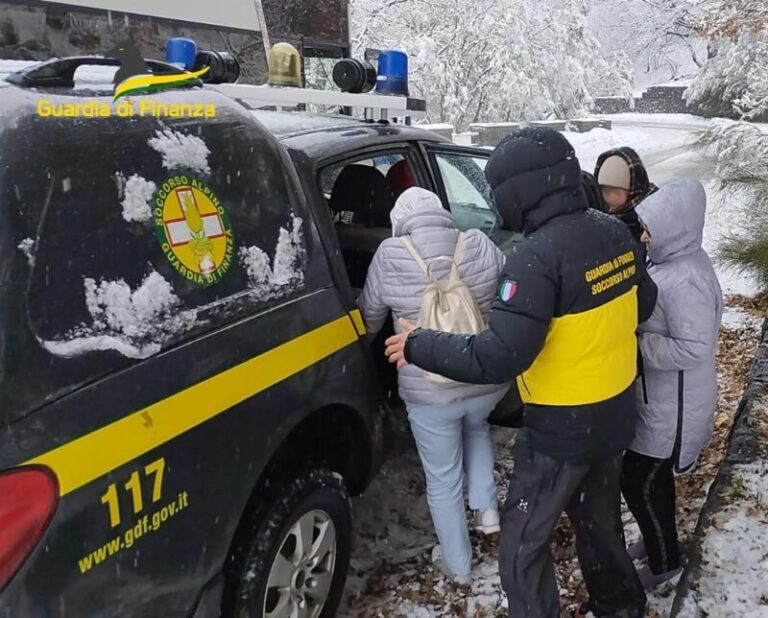 Paura su un pullman con a bordo 50 passeggeri: sono rimasti bloccati a 1500 metri di altitudine VIDEO