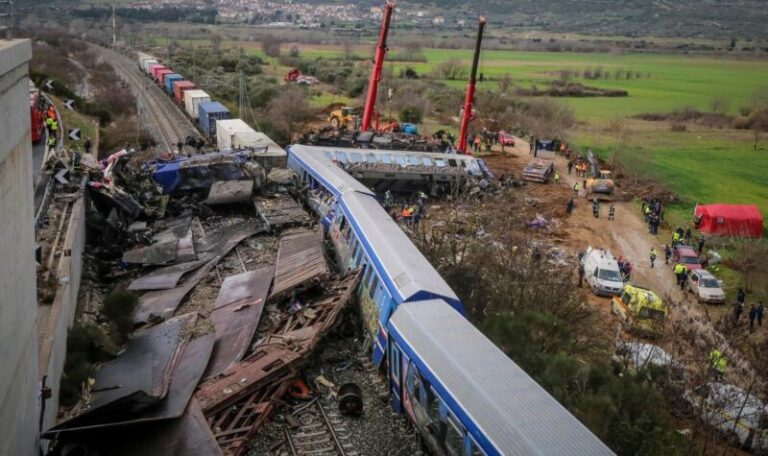 Terribile scontro tra due treni: si contano 85 feriti e 36 morti