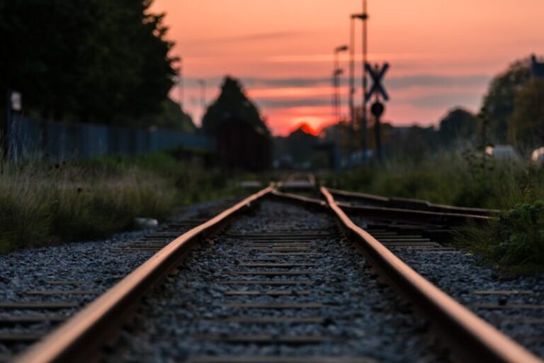 Uccisi da un treno in corsa: due ragazzi attraversanno i binari invece di usare il sottopassaggio