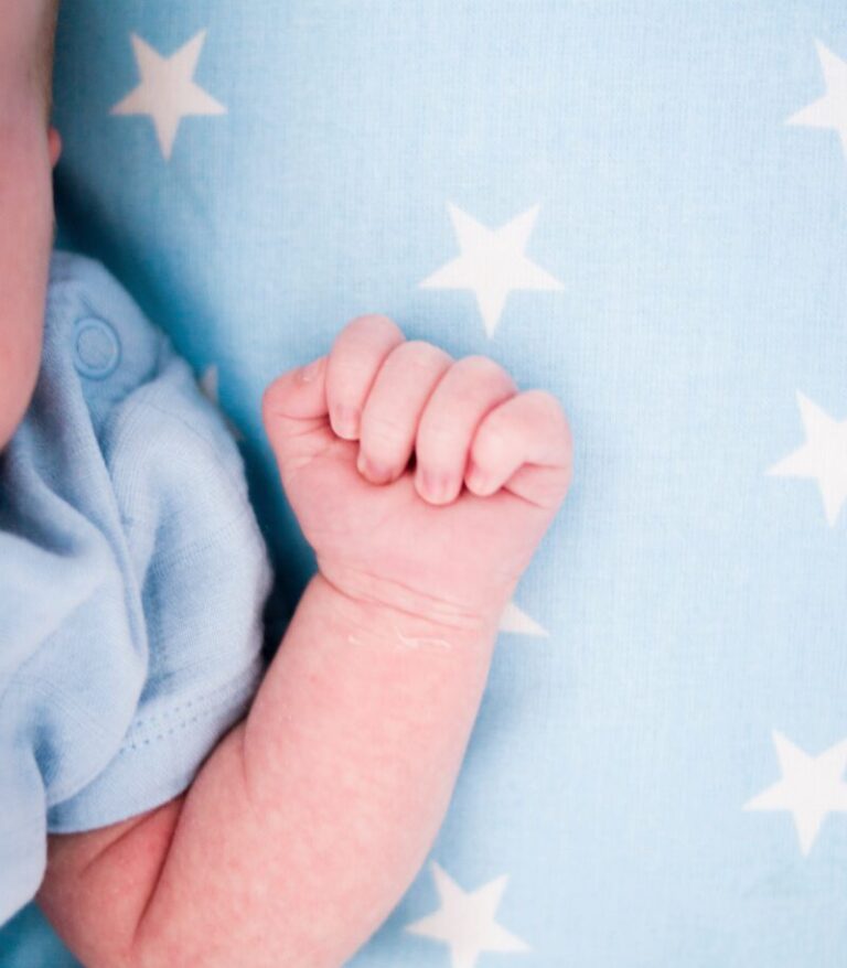 Bambino di quattro mesi in coma riporta danni irreversibili: ipotesi shaken baby