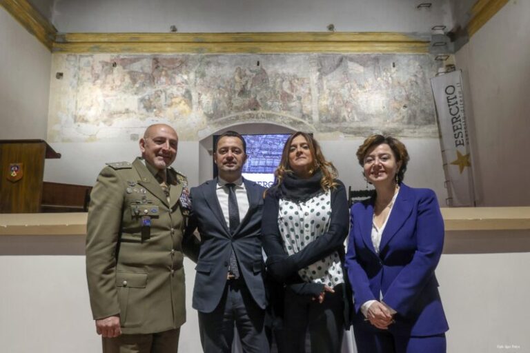 Nel soffitto del teatro della caserma Ruggero Settimo scoperto un dipinto seicentesco FOTO