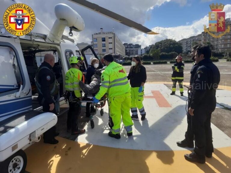 Paura per un operaio: rimane appeso in una parete alta 90 metri dopo un malore FOTO