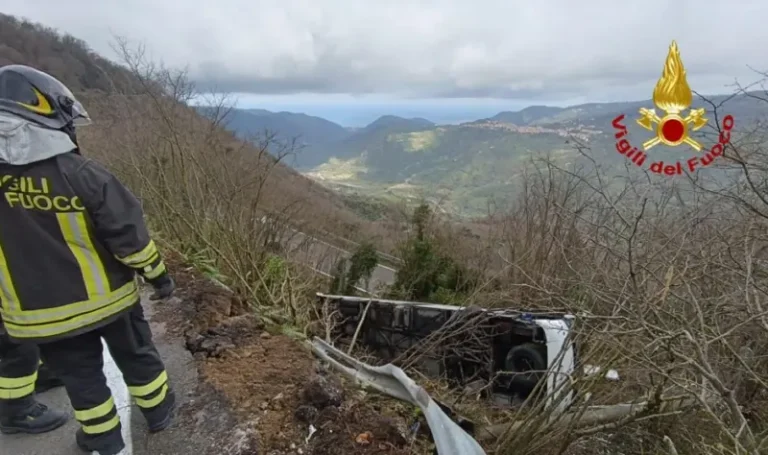 Attimi di terrore per una scolaresca della provincia di Palermo, precipitano in una scarpata con il Pullman