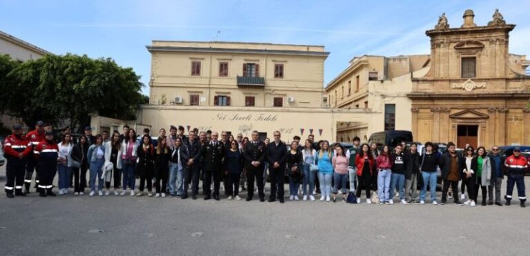 “A scuola di legalità”: giovani studenti visitano la Legione Carabinieri Sicilia