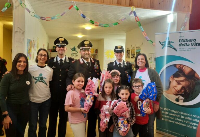 Tante uova di Pasqua per i bambini dello Zen: iniziativa dei carabinieri e “L’Albero della Vita onlus”