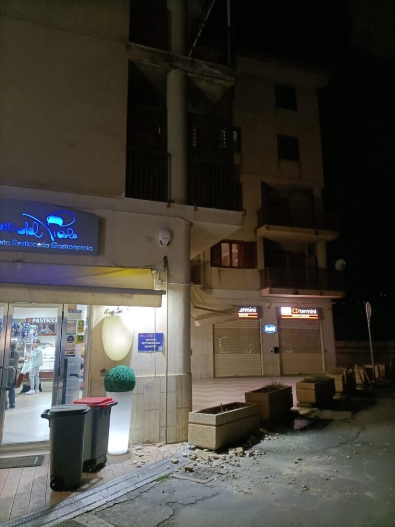 Termini Imerese: intonaco si stacca dal balcone, calcinacci cadono all’ingresso di noto bar