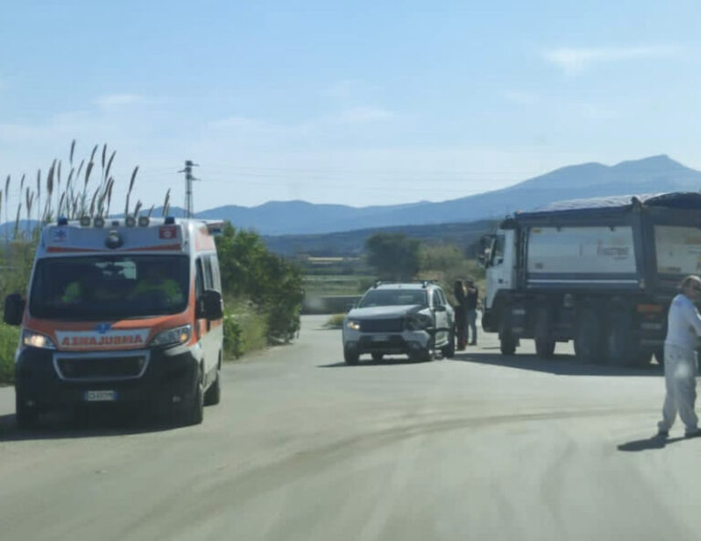 Incidente nell’area industriale di Termini Imerese: scontro tra mezzo pesante e auto FOTO