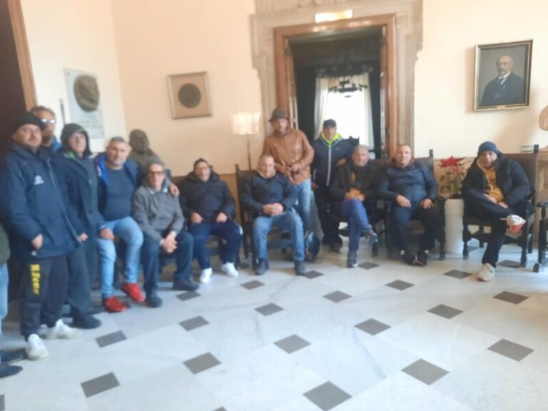 Monta la protesta degli ambulanti del pesce: occupato il comune di Termini Imerese VIDEO