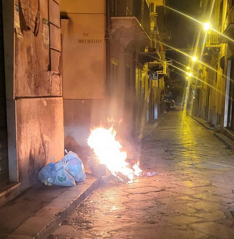 Termini Imerese: immondizia in fiamme in via Porta Erculea FOTO