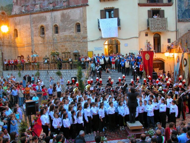 Entra nel vivo a Isnello la festa del Santissimo Crocifisso