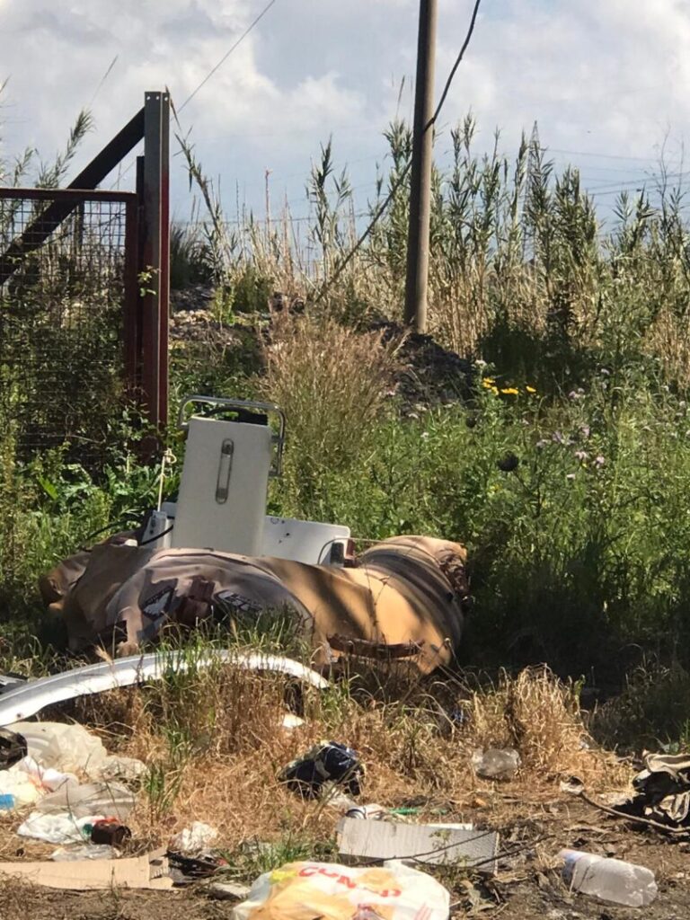 Termini Imerese: anche un natante nella discarica abusiva di contrada Scialandra FOTO