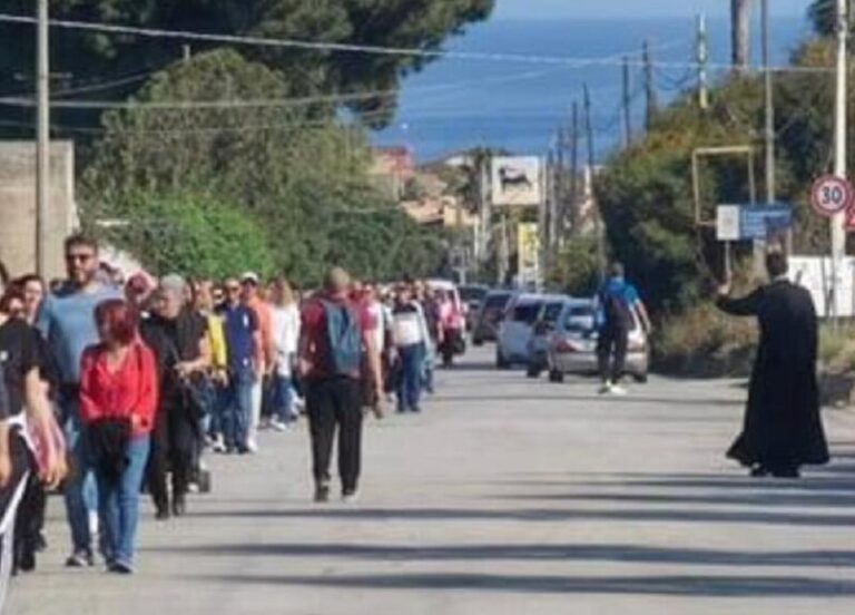 I vigili non lavorano per i festivi in un comune della provincia di Palermo: il parroco dirige il traffico