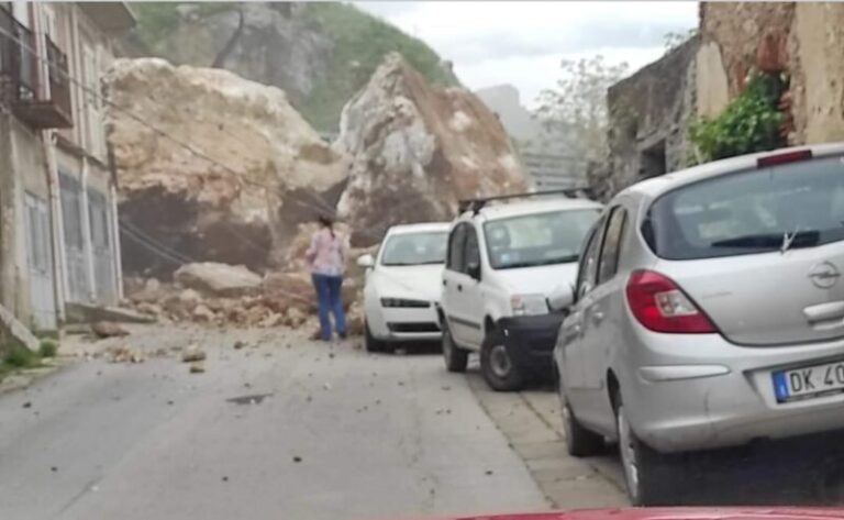 Paura per una pericolosa frana a San Fratello: grossi massi finiscono sulla strada LE FOTO