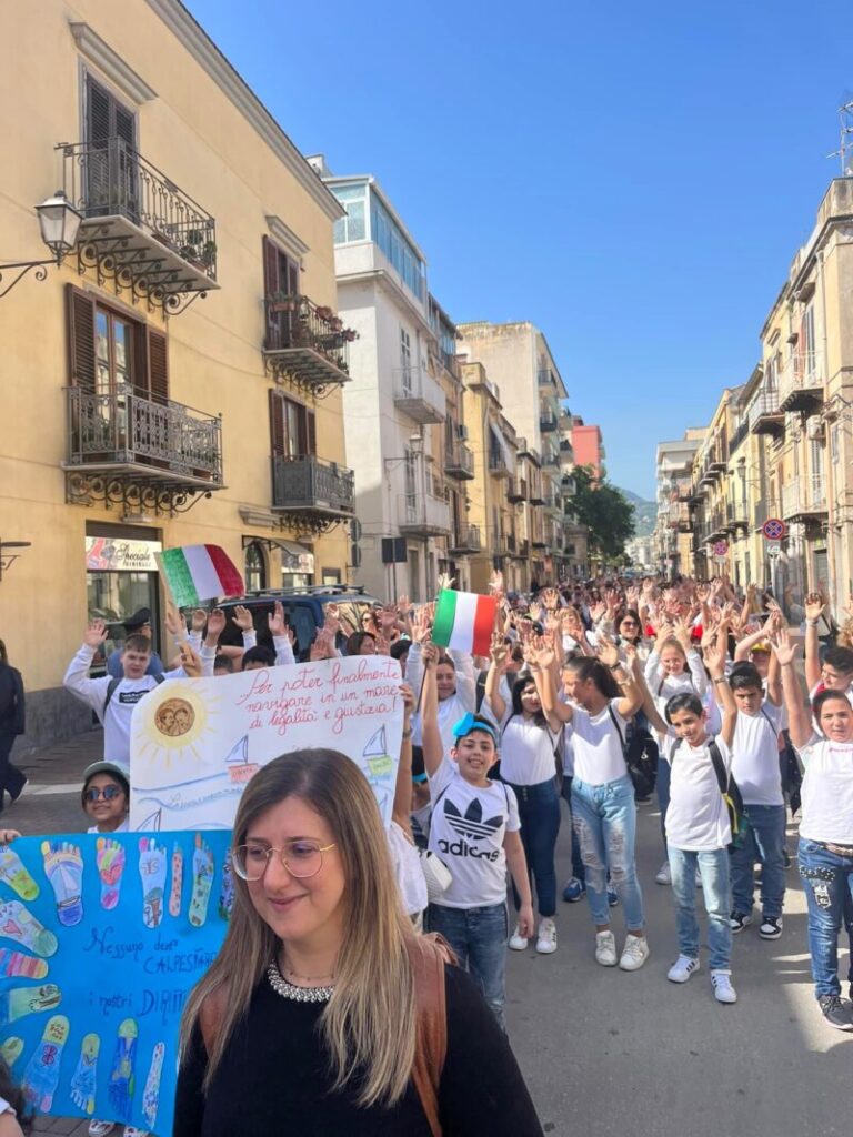 Termini Imerese: studenti in corteo per dire No alla mafia LE FOTO