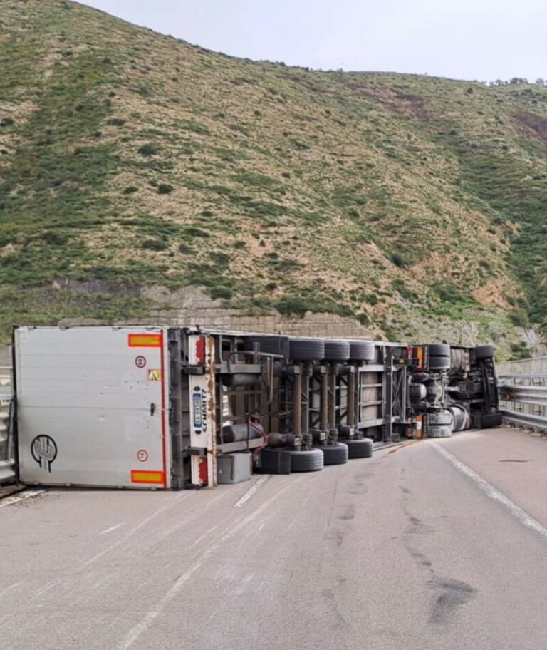 Forte vento sulla A20: autotreno si ribalta, chiusa autostrada da Cefalù a Santo Stefano