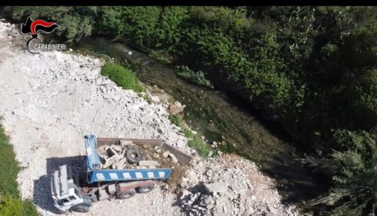 Discarica abusiva sugli argini del fiume Eleuterio: carabinieri denunciano cinque persone FOTO E VIDEO