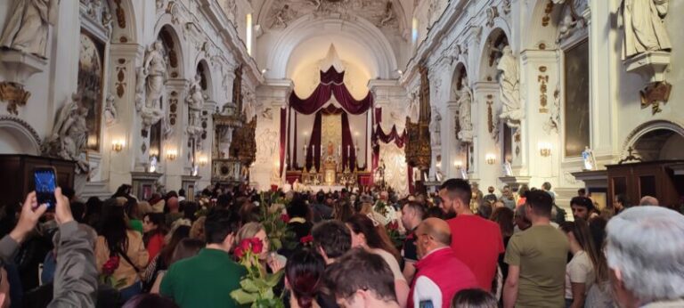 Palermo: anche quest’anno tantissimi i fedeli accorsi per la benedizione delle rose nella chiesetta di Santa Rita FOTO