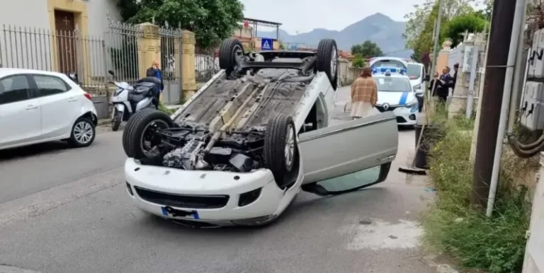 Paura a Palermo: auto si ribalta in via Pietro Bonanno