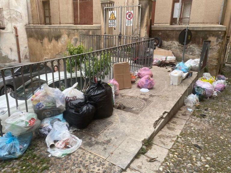 Termini Imerese: rifiuti abbandonati di fronte l’ufficio per l’impiego in piazzetta Benincasa FOTO