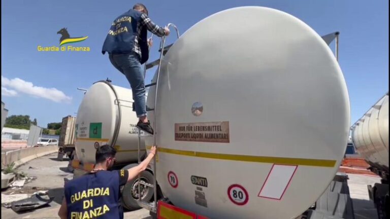 Guardia di Finanza: sequestrate al porto di Palermo oltre 30 tonnellate d’olio con falsa denominazione “extra-vergine” VIDEO