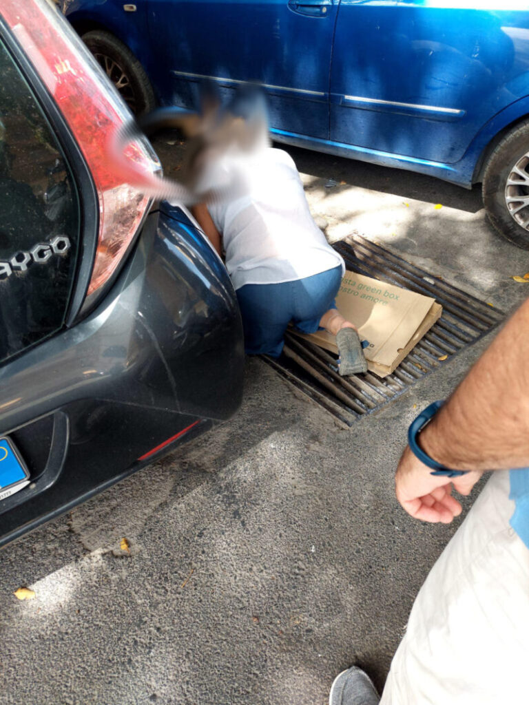 Termini Imerese: paura per una donna, cade e rimane incastrata nel tombino FOTO