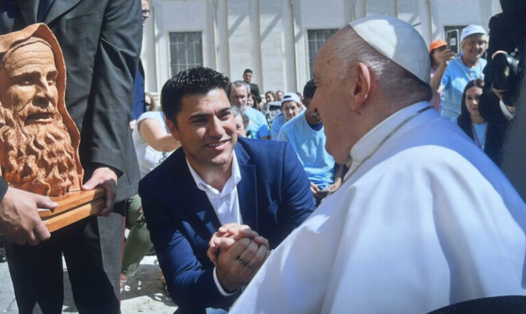 L’artista termitano Giuseppe Piscitello dona la sua scultura di Fratel Biagio Conte a Papa Francesco FOTO E VIDEO