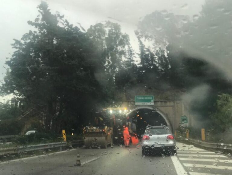 Traffico rallentato sulla A19 ingresso svincolo Termini Imerese per lavori in galleria