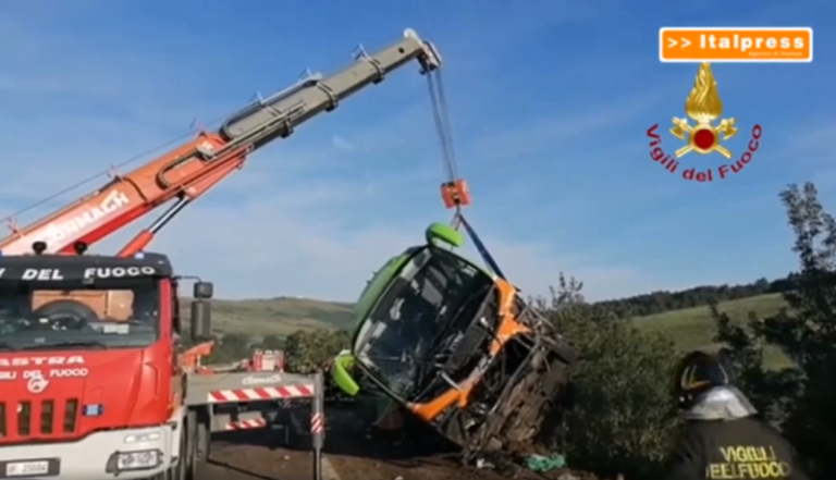 Terribile incidente sulla A16: autobus finisce in una scarpata, il bilancio è di un morto e 14 feriti VIDEO