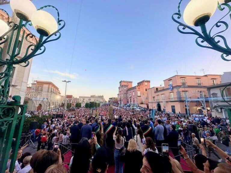 Dolore e lacrime per l’ultimo saluto a Giulia: la giovane incinta di sette mese uccisa a coltellate dal fidanzato