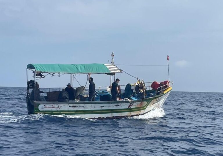 Guardia di Finanza Palermo: bloccata nave madre, tre fermi per favoreggiamento immigrazione clandestina