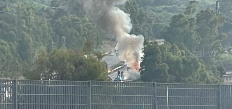 Autostrada A19 chiusa per un mezzo in fiamme, traffico in tilt a Termini Imerese FOTO E VIDEO