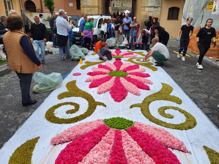 La lunga notte dell’infiorata Città di Castelbuono è cominciata LE FOTO