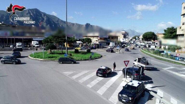 Viola i domiciliari con altri pregiudicati, con coltelli e droga in auto: un arresto in provincia di Palermo