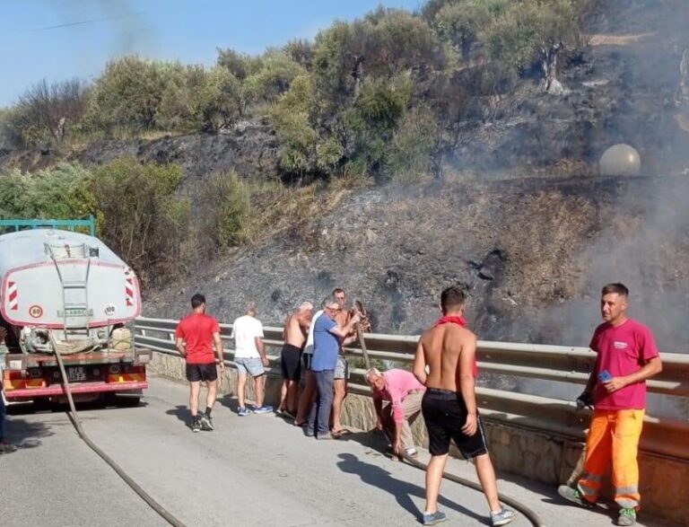 Vasto incendio a Termini Imerese: paura tra i residenti di contrada Dollarita, anche nella notte FOTO