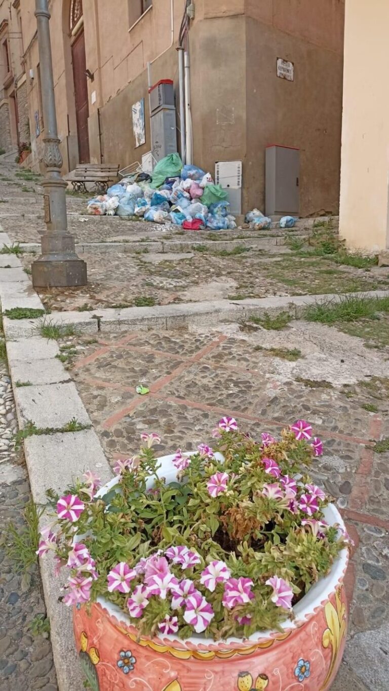 Termini Imerese: una discarica abusiva in via Roma FOTO