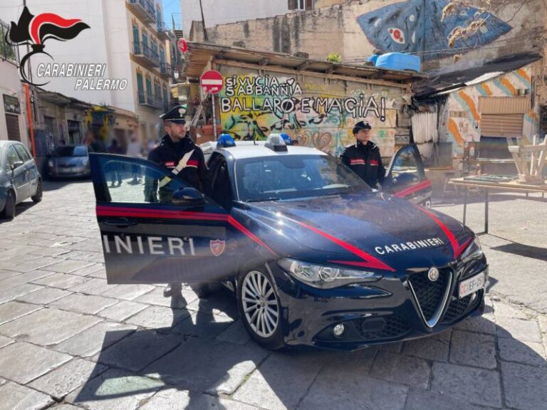 Rapinano una ragazza in pieno centro a Palermo: due arresti dei carabinieri