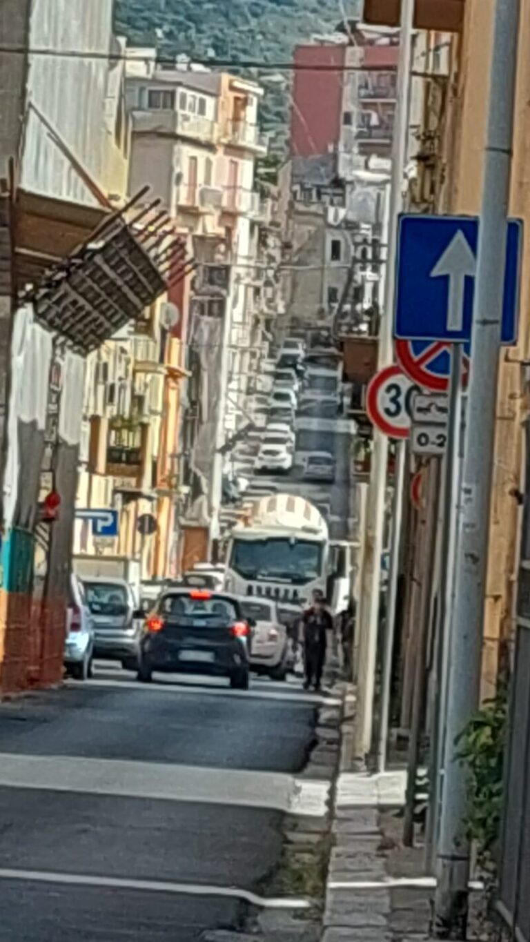 Termini Imerese: tir contromano blocca via Monachelle