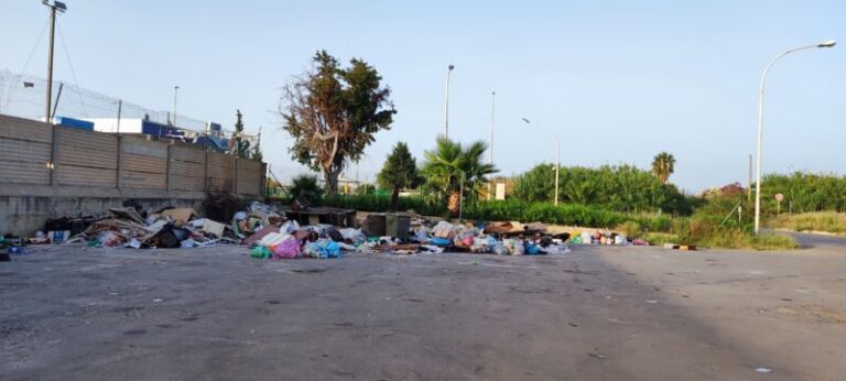 Termini Imerese: ennesima discarica abusiva nel piazzale Crisone FOTO