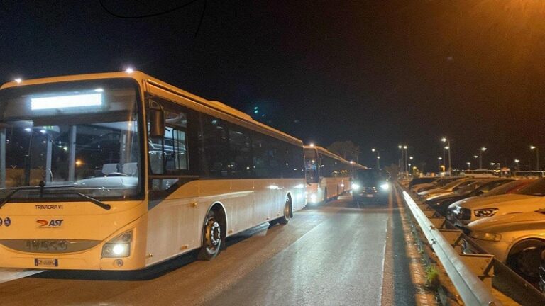 Emergenza Fontanarossa: 24 nuovi pullman dalla Regione Siciliana per riportare i passeggeri a Catania