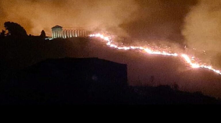 Incendio al Parco archeologico di Segesta, Schifani e Scarpinato: «Grazie a un’attenta programmazione si è evitato il peggio»