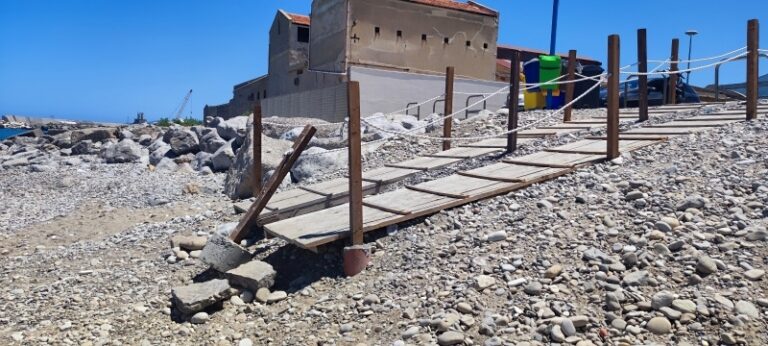 Termini Imerese: passerella per i bagnanti con “salto finale” FOTO