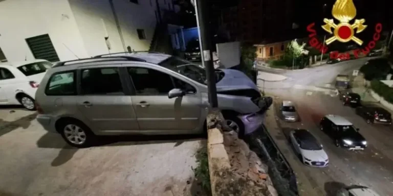 Auto sfonda muretto e resta in bilico a 10 metri d’altezza: paura a Messina