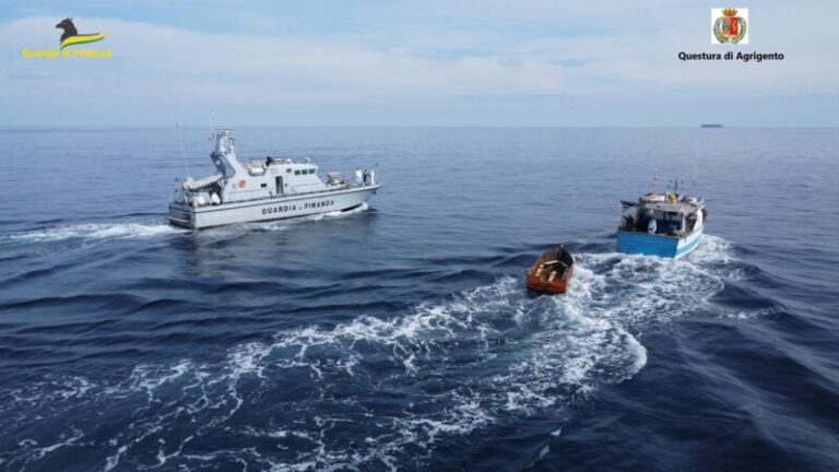 Guardia di Finanza Roan Palermo: bloccato peschereccio tunisino per favoreggiamento immigrazione clandestina