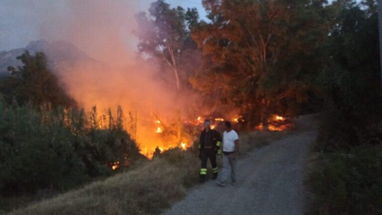 Termini Imerese: incendio in contrada San Girolamo, autostrada A19 bloccata LE FOTO