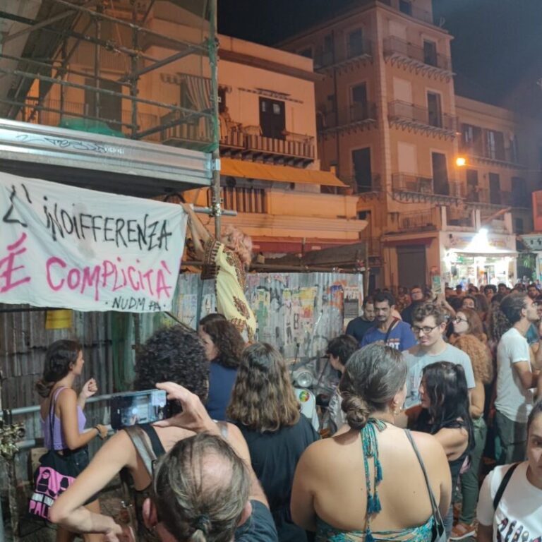 Violenza di gruppo a Palermo: la manifestazione in solidarietà della ragazza stuprata da sette giovani al Foro Italico FOTO