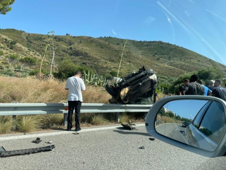 Incidente sulla A29, in provincia di Palermo: auto in bilico su guard-rail, tre i feriti