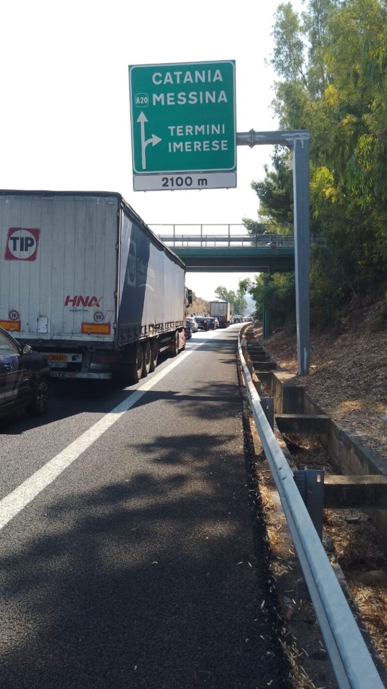 Camper si ribalta sulla A19: mezzi fermi da oltre un’ora tra Trabia e Termini Imerese, un ferito FOTO