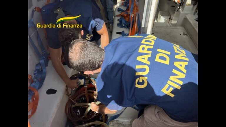 Guardia di Finanza Palermo: sorpresi a prelevare olio motore da natante confiscato, due arresti VIDEO